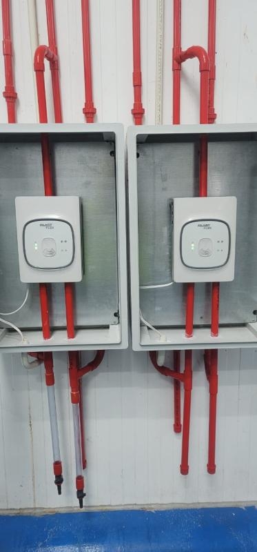 Detectores de incendio instalados en cajas de conexiones.