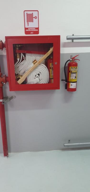 Caja de manguera contra incendios y extintor.