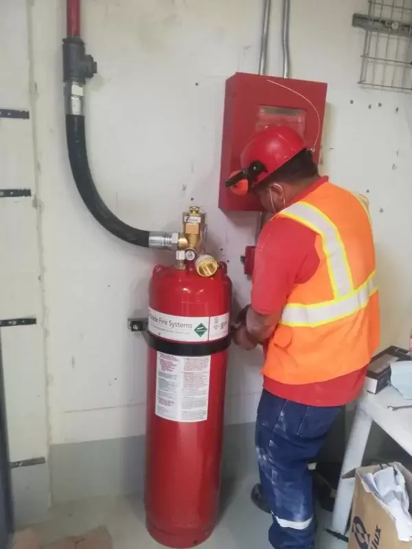 Instalación de sistema de supresión de incendios.