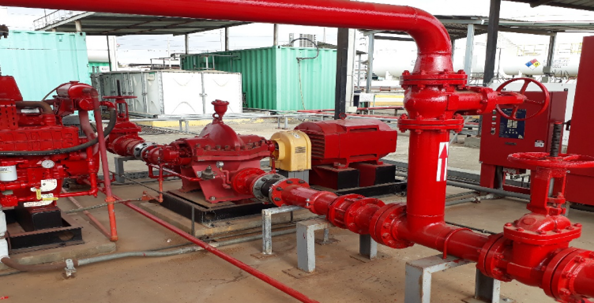 Sistema contraincendios Manabí: equipo de bombeo y tuberías rojas.