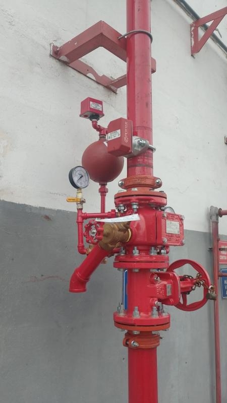 Válvula de control de incendios instalada.