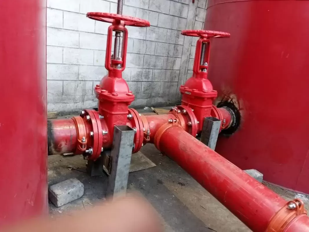Válvulas de compuerta rojas en tubería contra incendios.