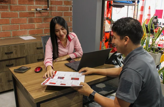 Asesoramiento de seguridad: reunión cliente-consultora revisando documentación.